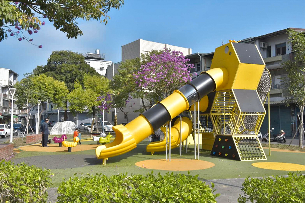 阿蓮區和蓮公園蜂巢造型遊戲場，以在地「龍眼花蜜」農特產為發想，俏皮有趣又親近玩樂。(圖片提供/高市府工務局養工處)