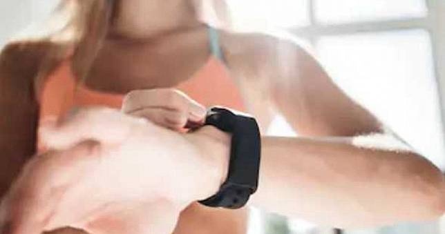 凌晨見運動錶「男友心跳狂飆」！女友秒抓姦怒分手