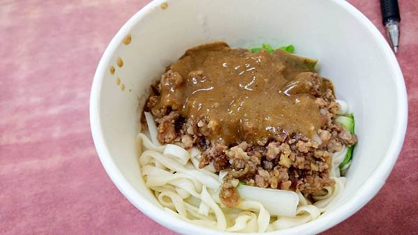 【台北美食】肉麻麵小吃-不是肉燥麵也不是麻醬麵，而是肉燥與麻醬混合而成的肉麻麵