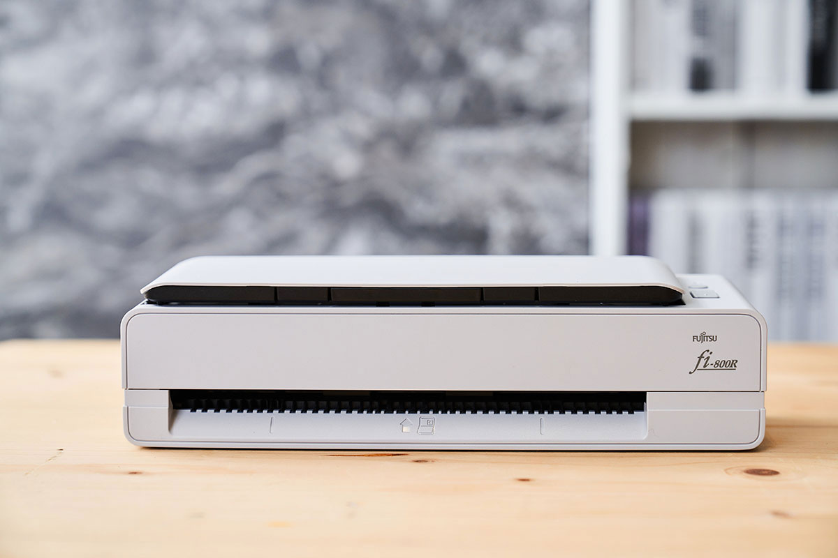 外型小巧，功能全面！Fujitsu fi-800R 高效率自動進紙掃描，手冊與證件等厚文件也難不倒它！