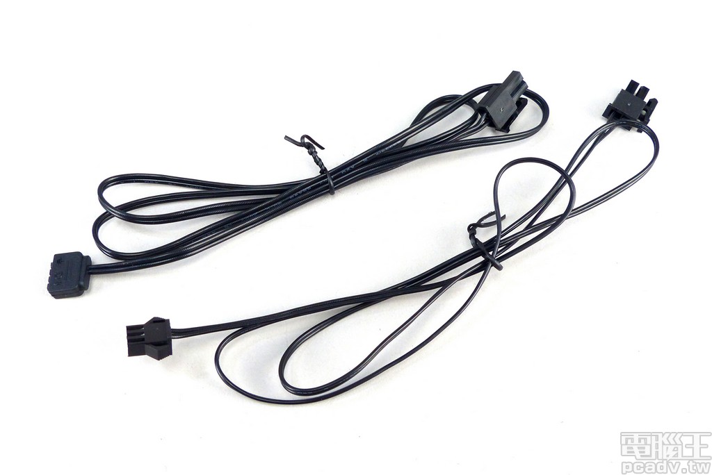 隨包裝附贈 2 條可定址 RGB 訊號轉接線材，相容各大主機板廠與控制器的插座形式