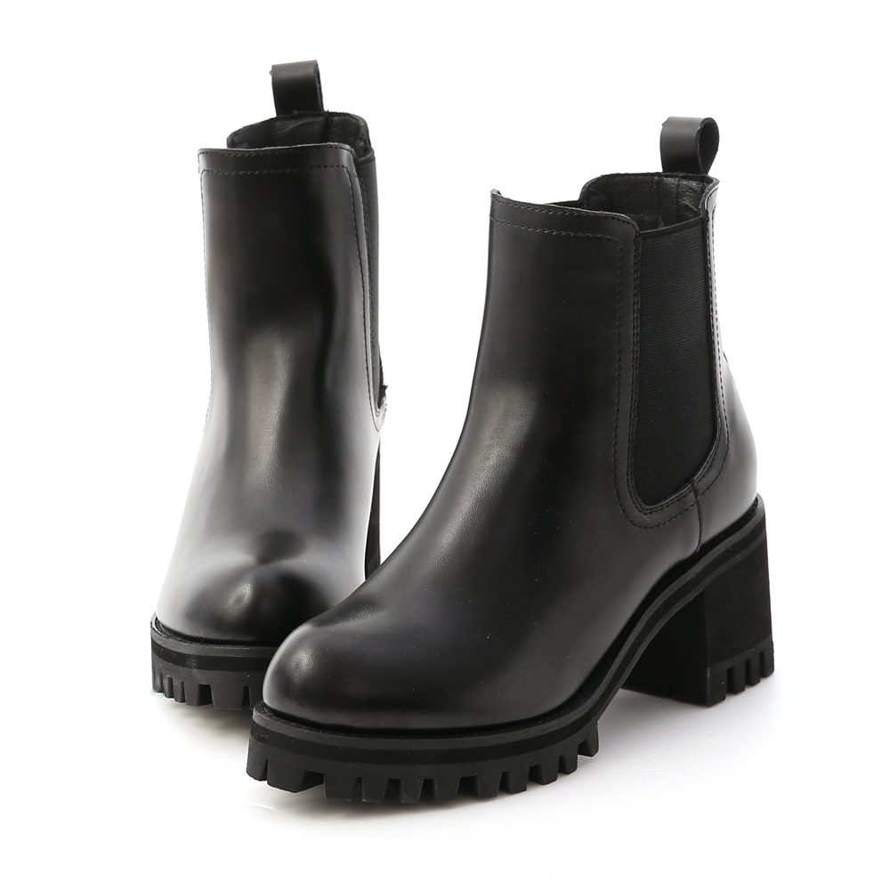 中性風當道，個性女孩必get單品! 以新穎的設計展現與眾不同的風格 鬆緊帶拼接設計營造出視覺的豐富度 厚實的加厚大底好搭又不失存在感 讓視線完全集中在足部，創造份量感 鞋底防滑紋路具有超優的防滑效果