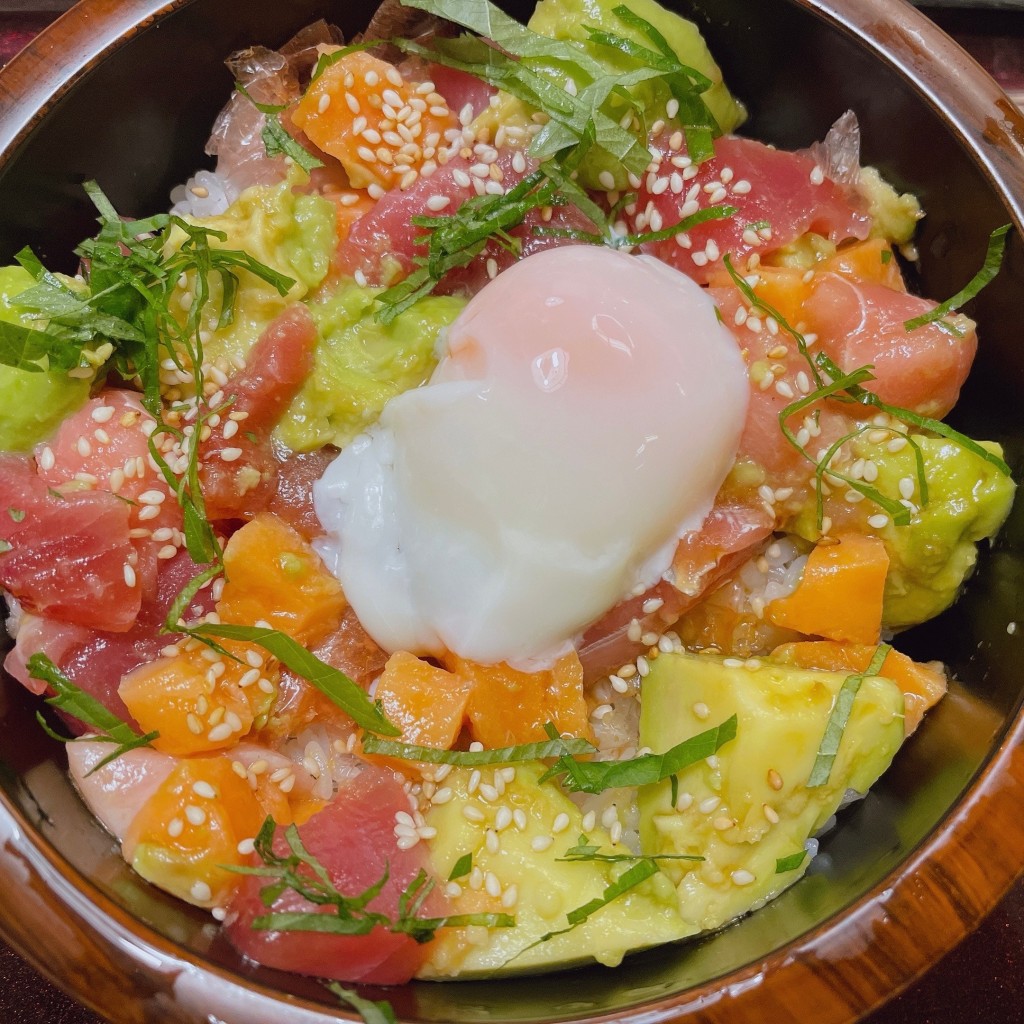 ユーザーが投稿したまぐろ鮭アボカドの写真 - 実際訪問したユーザーが直接撮影して投稿した東坂下和食 / 日本料理和食レストランとんでん 志村小豆沢店の写真