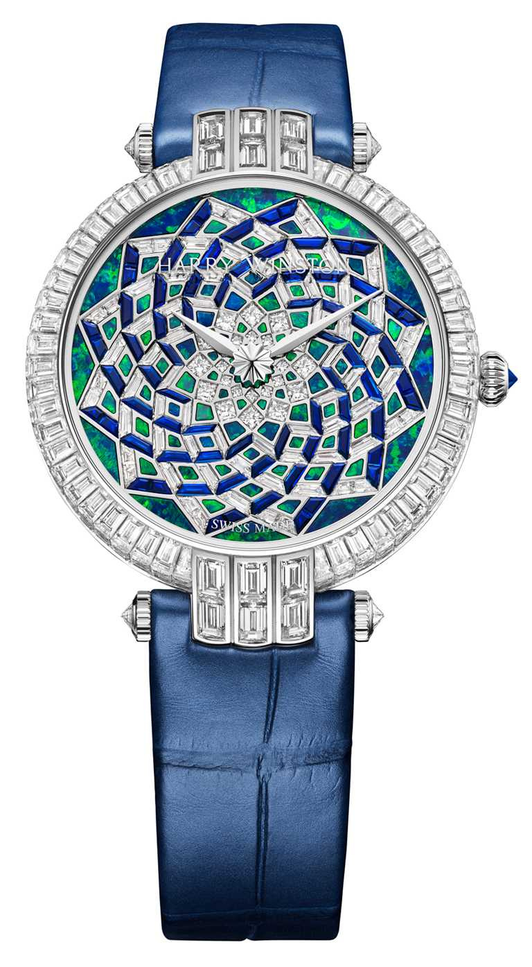 HARRY WINSTON「Premier卓時系列Hypnotic Opal Mosaic自動腕錶」，18K白金錶殼，36.4mm，289顆鑽石，73顆藍寶石，限量8只╱8,580,000元。（圖╱HARRY WINSTON提供）