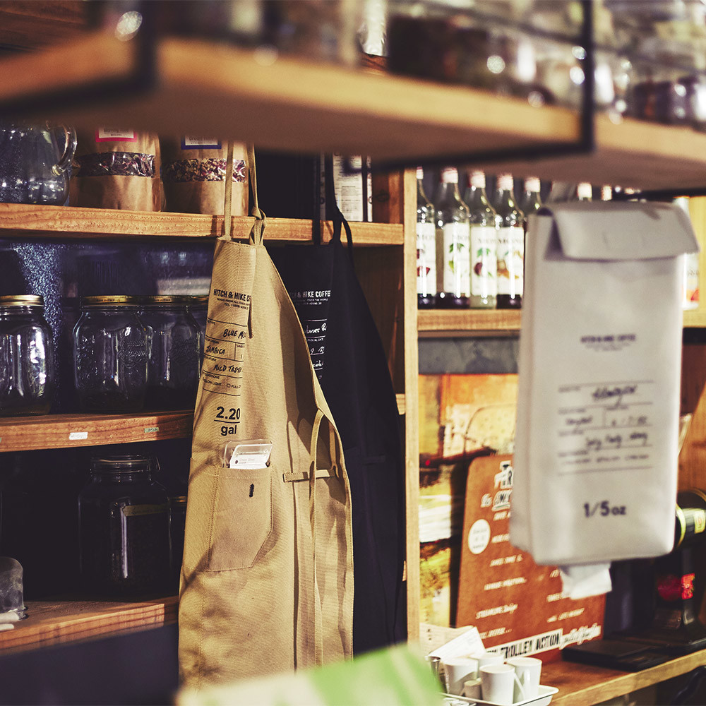 三種色系的咖啡廳氛圍工作圍裙以某條巷弄裡的咖啡店為設計概念圍裙上的文字帶著你進入咖啡世界好似空氣裡瀰漫著咖啡香讓人馬上就想來一杯熱latte 產品特色 1. 日本研發設計, 品質保證 2. 咖啡廳氛圍