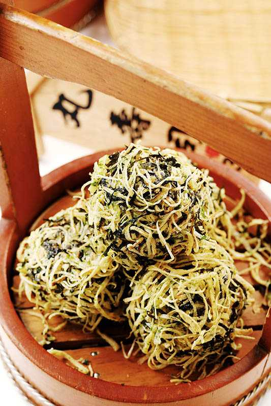 「丸壽司」包著紅土鹹蛋黃、堅果及慢火炒香的白芝麻，外層還有雪花蛋絲與海苔絲增添口感變化。（三八元／個）（圖／于魯光）