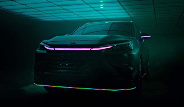 首台「電競休旅」問世？Lexus 與 Razer 跨界打造新型 TX 休旅車，植入滿滿 RGB 還能打電動