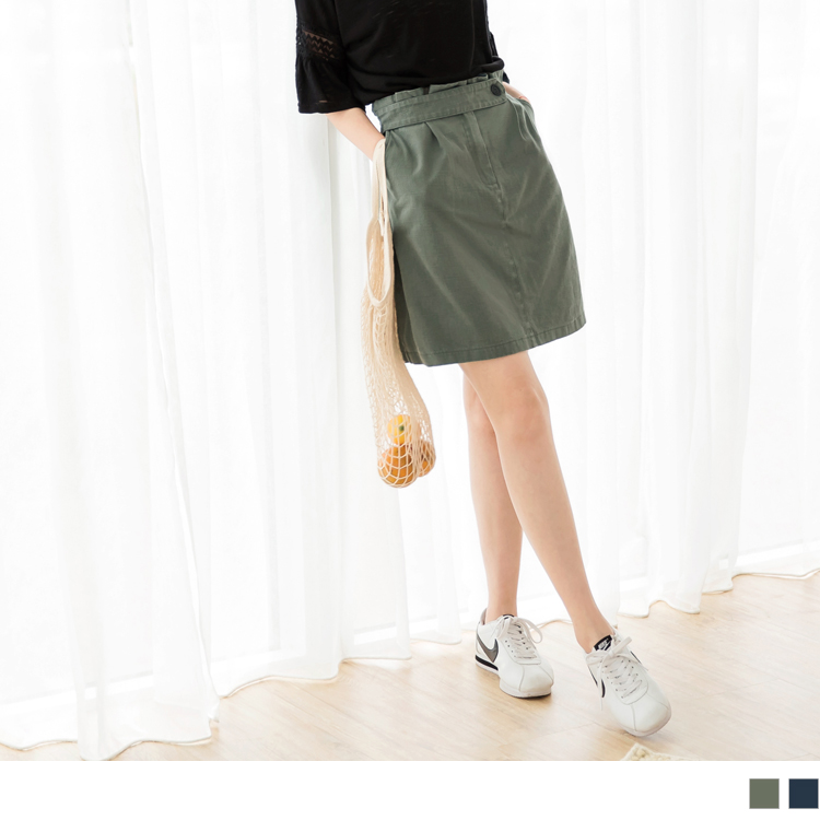 以高含棉材質為基底， 給肌膚舒適透氣的自在感受。 後腰鬆緊使穿著合身且舒適， 腰頭打褶設計塑造花苞造型增添層次變化性~ 造型感下身搭配簡約上衣就好看有型! ************** 小提醒： 釦可