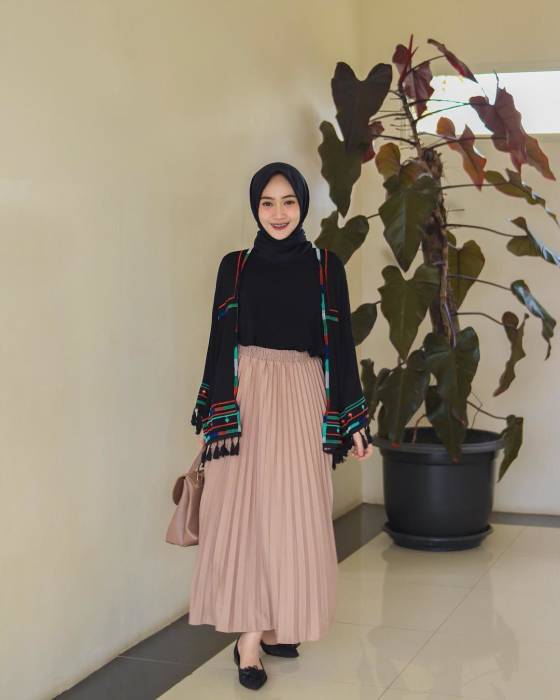 Model Baju Kondangan Rok Plisket / 9 Padu Padan Rok Plisket Untuk Si