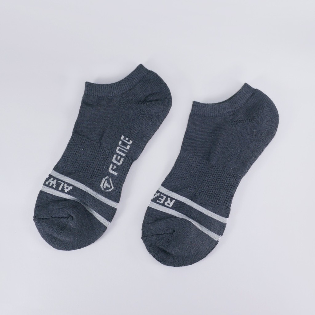 品牌：【防御工事】耐洗耐穿｜添加彈性纖維，耐洗更耐穿，整年不鬆脫。 舒適透氣｜特殊網眼交織法，提升雙腳透氣性，久穿不悶熱。 吸濕吸震｜氣墊式毛巾加厚底，加倍吸汗力與吸震度。 足弓減壓｜特殊壓縮編織法，