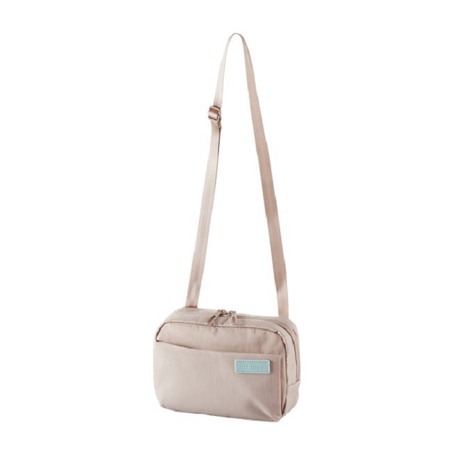 off too 秋冬款式側背包,是您休閒&旅行的好幫手抓皺雅緻布料，別具風格表面布料採用別具風味的抓皺加工，演繹出不同的風格表情，更顯雅緻。方便外出攜帶的大小可收納隨身物品的小尺寸側背包，非常適合假日