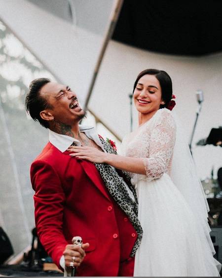 Jerinx serta Nora Alexandra resmi menjadi pasangan suami 10 Momen Romantis Resepsi Pernikahan Jerinx serta Nora Alexandra, Bernuansa Merah Putih.