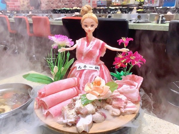 「台中西屯美食」台中火鍋燒烤吃到飽/謝師宴/團體聚餐推薦-燒烤與旋轉火鍋完美結合，打卡送芭比娃娃肉品－九牛一鍋燒烤吃到飽直擊分享