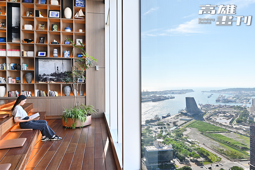 酒店25樓大廳落地窗前，觀海、賞景、聞香、品茗，品讀建築的美，也感受植物自然生氣，看著熙來攘往人們，隨著不同時間光影，呢喃著這個城市的樣貌。(攝影/Carter)