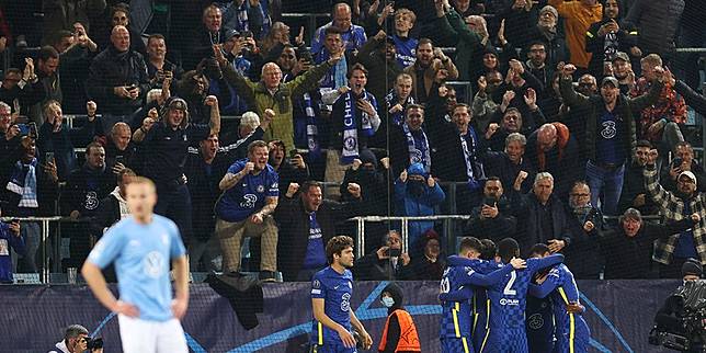 Selebrasi skuad Chelsea untuk Gol Hakim Ziyech ke gawang Malmo (c) AP Photo