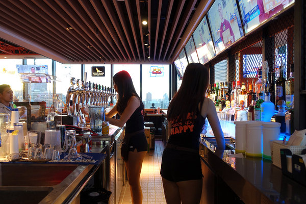 Hooters信義店-遠百信義A13餐廳推薦，HOOTERS美式餐廳大遠百14樓信義店，近看101及百萬級景觀的遠百深夜食堂，遠百信義A13聚餐餐廳