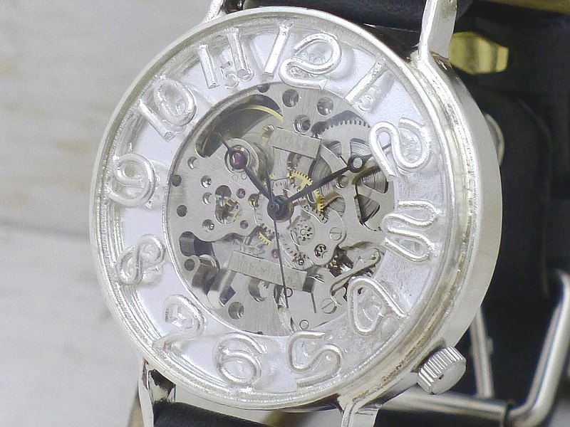 所有手工製作的手錶。它為您提供現成手錶無法比擬的獨特保暖和修復功能。可以測量時間的時鐘，但從不與時間相關。針上編號為1到12的三維索引模型。