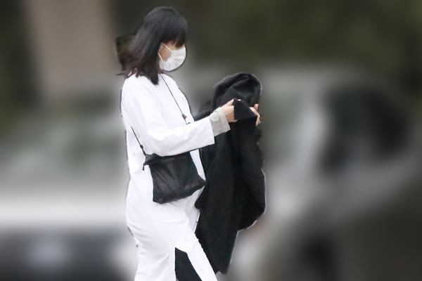 第2子出産の榮倉奈々 目撃していた臨月目前の愛児おむかえ姿 女性自身