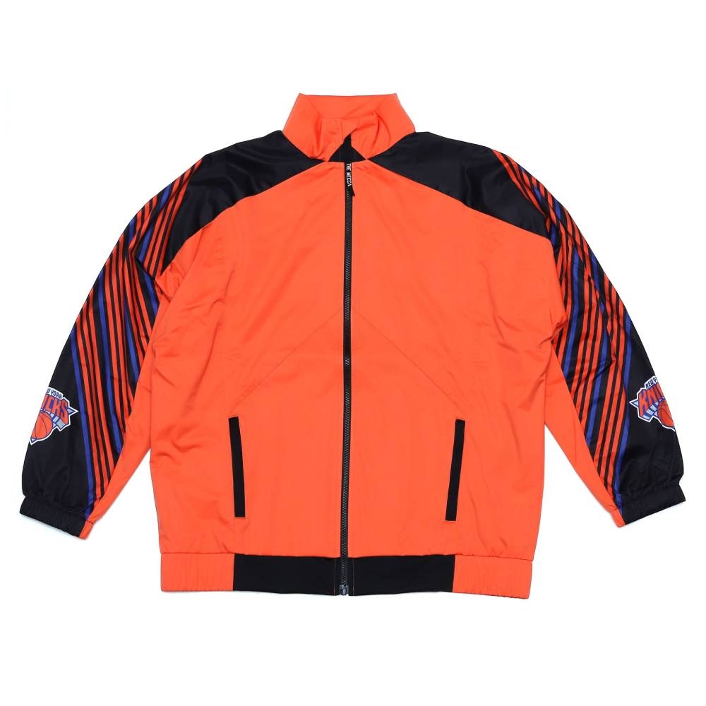 QORExNBALAB聯名系列上市。來自世界流行之都紐約，以女性出發設計的服飾運動品牌，首度登台聯名系列，展現女力運動自信新態度。經典球隊色組合。內層網布，穿著透氣舒適。背後三角形網布設計，提升散熱效