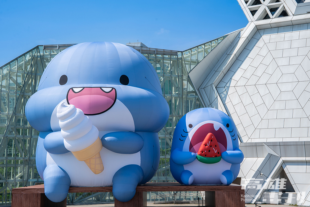 最萌的「胖鯊魚鯊西米」和「哇鯊米」，坐在音浪塔前（海風廣場）吃冰、吃西瓜。(攝影/黃敬文)