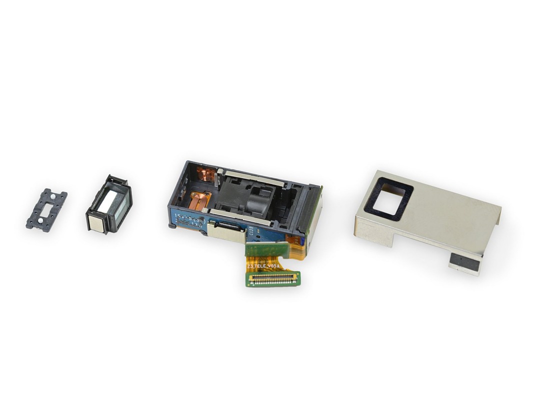 將望遠鏡頭給拆卸下來，其中左二是潛望式鏡頭特有的稜鏡結構。