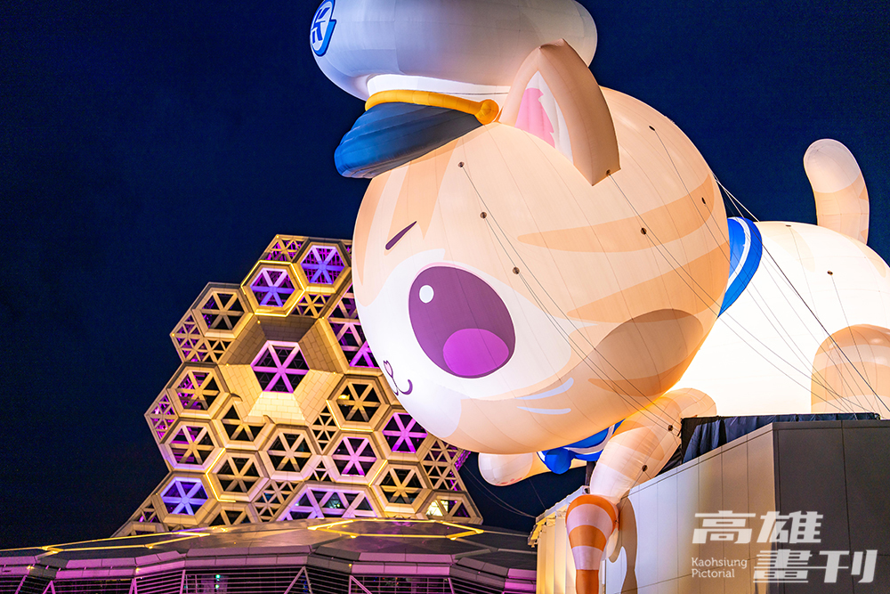 「海洋派對．高雄聯萌」夜間亦有點燈，是夜貓子賞景散步好去處。(攝影/黃敬文)