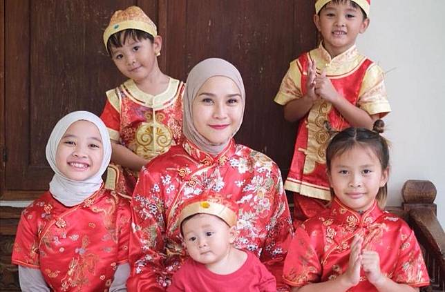 Zaskia Adya Mecca dan kelima anaknya (Instagram.com)