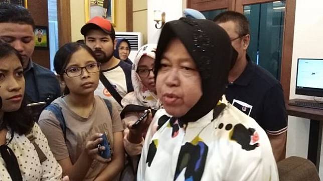 Wali Kota Surabaya Tri Rismaharini usai bertemu anak-anak pelaku bom Surabaya. (Suara.com/Dimas Angga P)