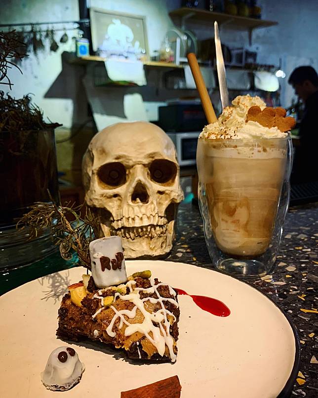 ▲Manni Café的萬聖節限量版布朗尼上的白幽靈和墓碑也是用蛋糕製作，淋上香甜的白巧克力，插上炙燒過的迷迭香枝葉，用味覺和視覺增添萬聖節氣氛。 (圖/金田餐飲)
