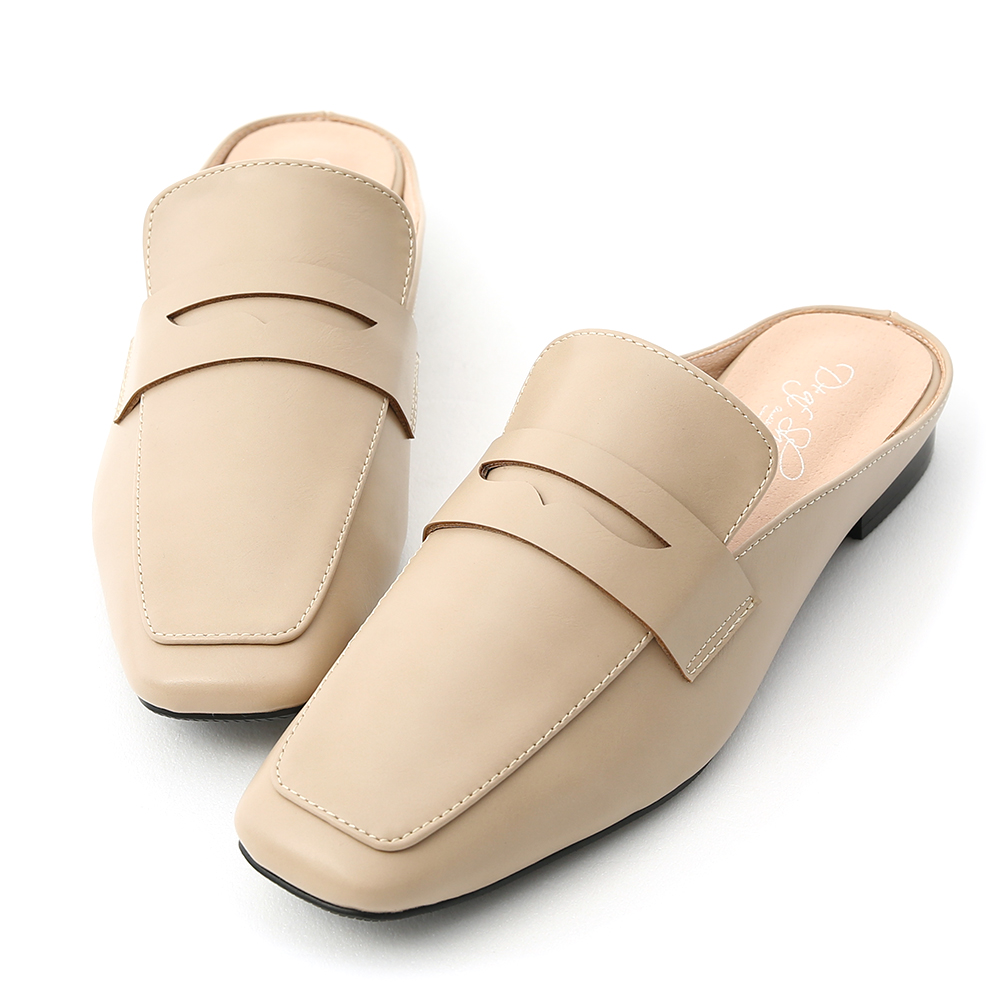 今年一定要擁有的經典款穆勒鞋 復古小方頭鞋楦是今季時尚主流 簡單的鞋面設計百搭又實穿 不但好穿好走，更是一年四季的百搭款 後空的設計讓你一秒套入就能出門 使用橡膠防滑底，有效降低打滑危機 只要簡單搭配