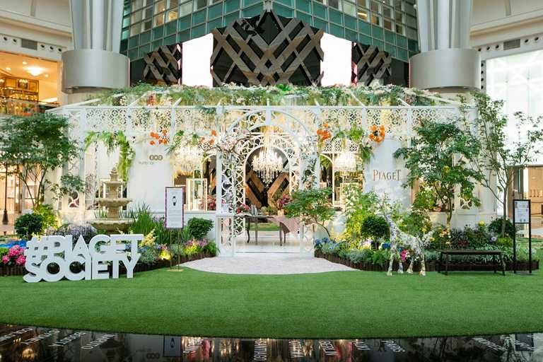 PIAGET於台北101四樓的都會廣場中庭，建造期間限定的伯爵玫瑰溫室花坊。（圖╱PIAGET提供）