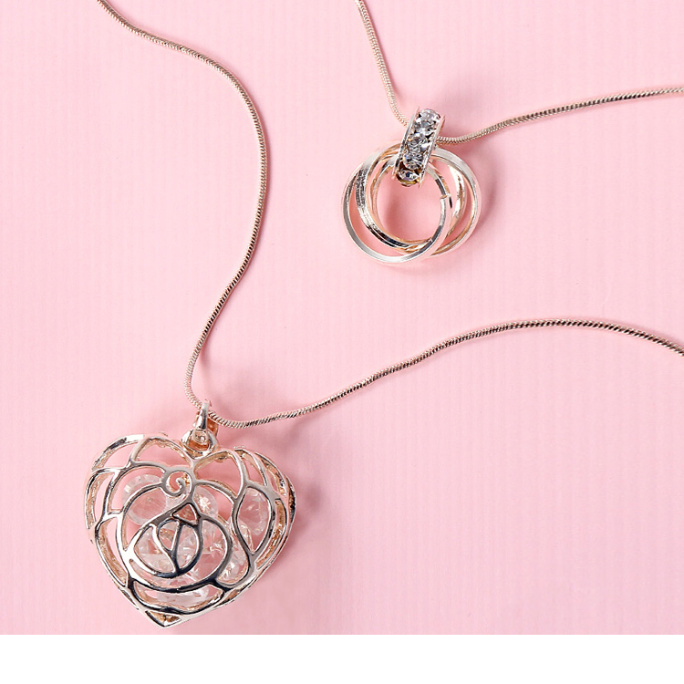 小圈圈墜飾點綴水鑽， 大愛心的鏤空雕紋精緻處理， 媲美專櫃級的品質保證， 釋放女人的溫柔特質~~ ********************** 小提醒： 1. 項鍊可開釦 2. 流汗、洗臉、沐浴時請取