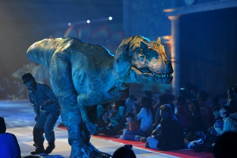 都内で大人気 恐竜ライブショー 開催 至近距離で迫力満点