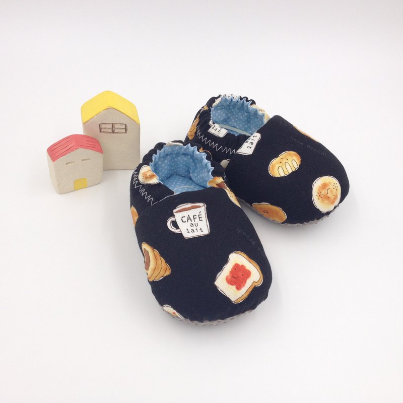 在家吃著豐富的早午餐！ 這時候來一杯咖啡吧～ 好吃的麵包吃起來像是棉花糖蓬鬆、綿密、柔軟。 再搭配一點起司下去烤 吃起來滋味很美妙！ 祝大家早餐愉快喔❤