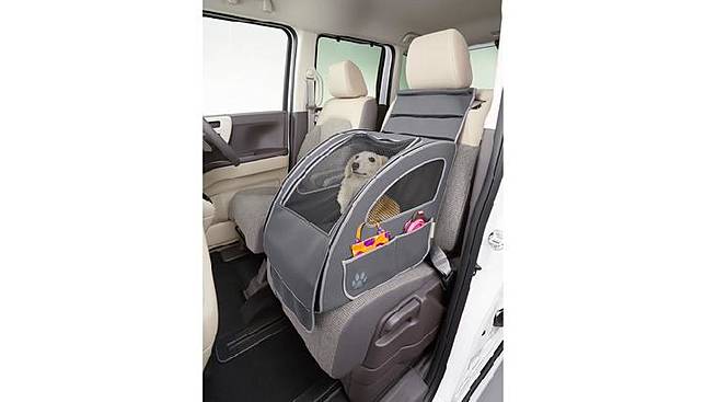 Honda Pasarkan Kursi Untuk Anjing Saat Naik Mobil