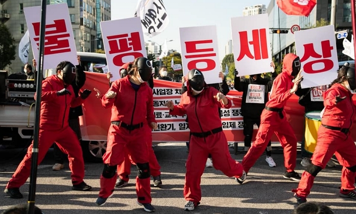 韓國抗議者穿《魷魚遊戲》服裝參與工會罷工遊行，真實反映經濟困境