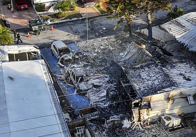 美國一架小型飛機墜毀在佛羅里達州清水市一處移動式住房園區，一棟房屋直接燒成廢墟。（圖／美聯社）