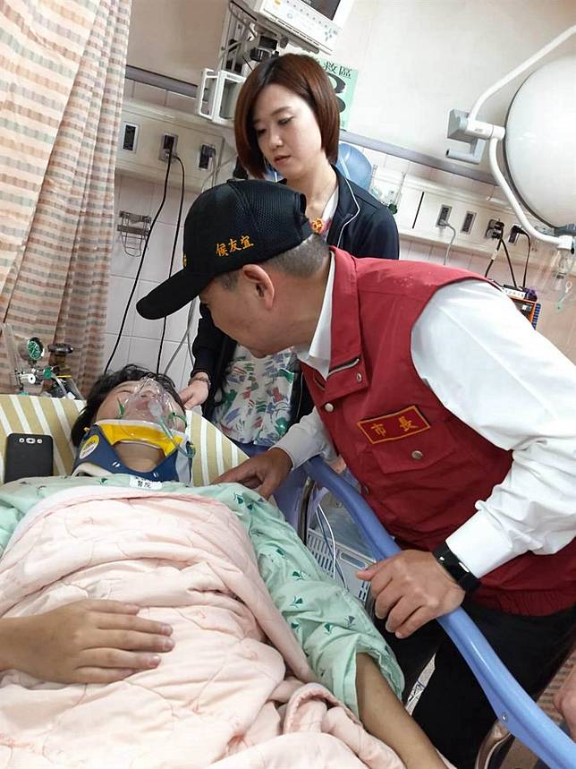 鳳鳴國小校長夫婦、外甥火災罹難　侯友宜凌晨趕赴慰問