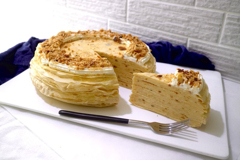 一層一層手工煎製可麗餅皮, 滑順不膩口花生卡士達鮮奶油, 外覆酥脆的香烤酥菠蘿脆粒