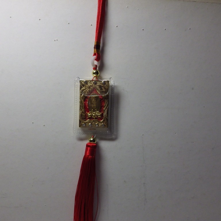 鋅合金楞嚴咒觀音掛飾(總長36公分)手工編織精品. 攜帶掛置車上皆可.楞嚴咒有咒中之王之稱極為殊勝 經書直徑7公分 楞嚴咒修楞嚴咒必須具備兩個條件一個是福報要夠福報不夠不可能修楞嚴咒第二個身體要好因為