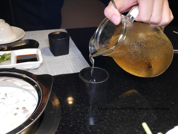 【內湖美食】明水然日式海鮮鍋物 #個人鴛鴦鍋 #黑松露牛奶鍋 #椰子雞鍋 #馬賽蕃茄海鮮 #無菜單鐵板燒 (12).JPG