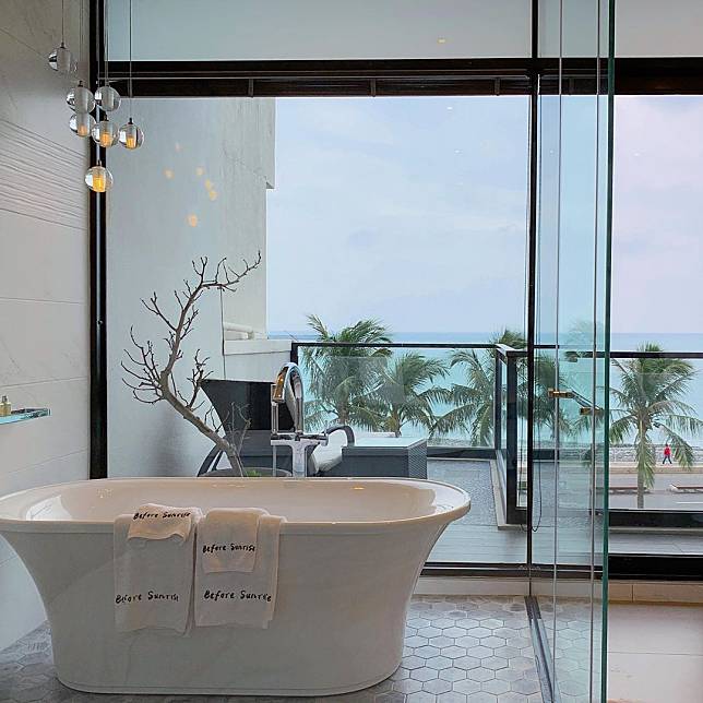 ▲透明玻璃與浴缸，有點害羞又有點小浪漫呢（圖/ IG @lisaloveshare）