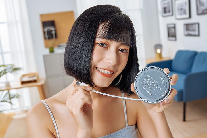 AS315/AS111 這種以捲繞收納傳輸線的方式，讓使用者可依照自己的使用情境，自行決定拉出的線材長短，最長可以拉到 43 公分左右。