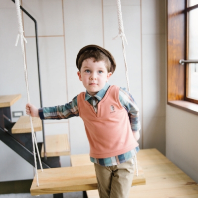 經典格紋紳士風 前襟開扣設計好穿脫 襯衫領半正式設計帥氣十足 長袖+小背心假兩件設計 百貨專櫃義大利品牌童裝