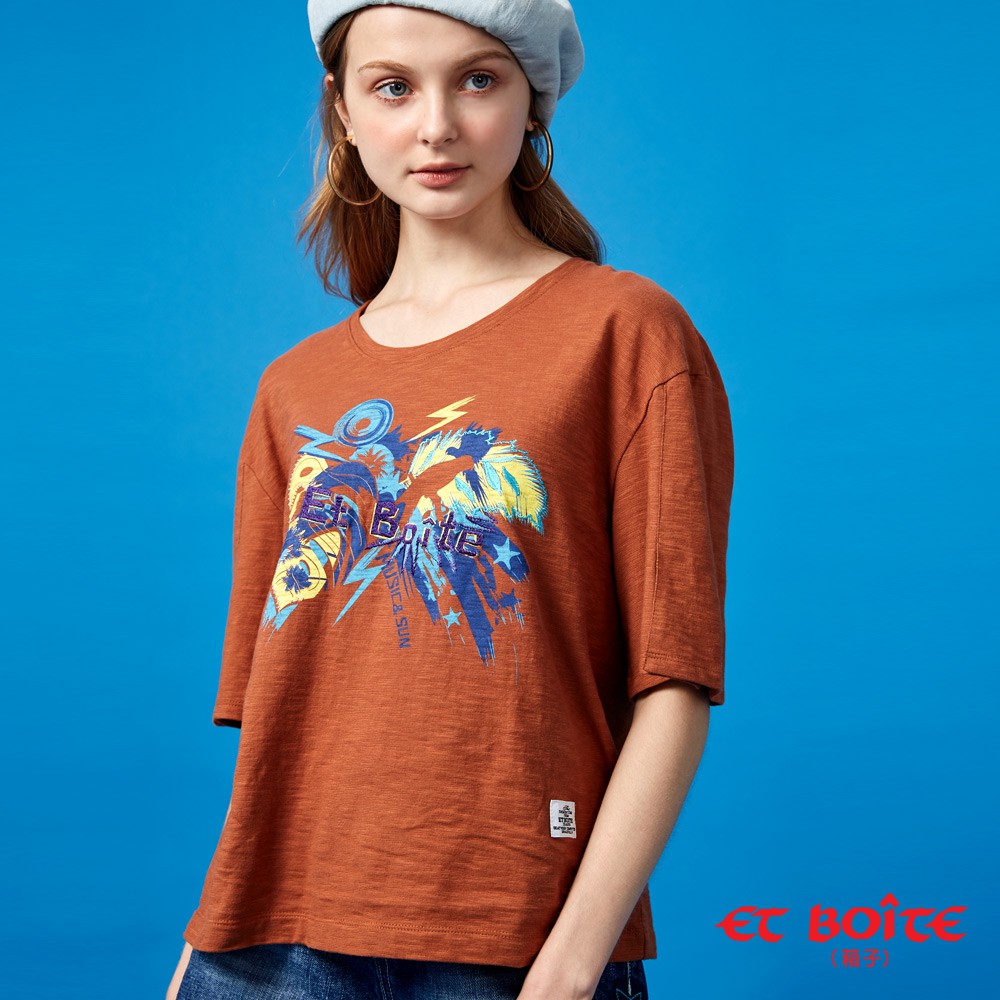 【特價】ET BOiTE 箱子-夏日音樂派對印花開衩袖T恤(咖啡)