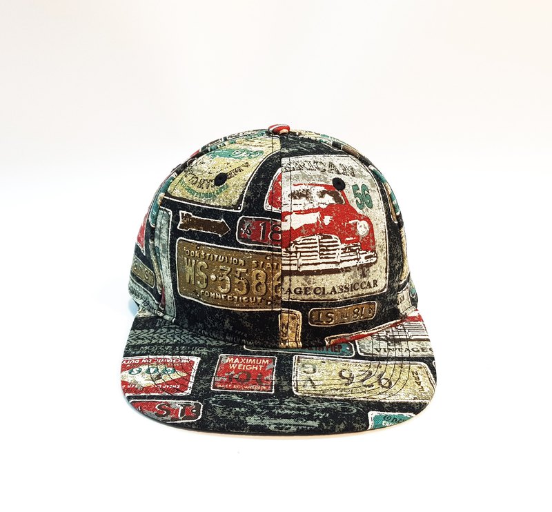 △頭圍尺寸：帽圍-53~59CM (S~L)可依個人頭圍自動調節 △規格(長x寬x高) ：26x20x12CM △材質：棉布、棉襯、塑料、繡線 △洗滌方式：冷水手洗，自然晾乾(不可烘乾) △製作方式：