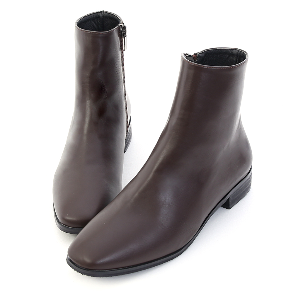 讓人第一眼就讓人愛上的素面靴款 擁有無可挑剔的超好搭版型 沒有多餘裝飾，及踝筒長給人俐落印象 簡單的素面造型具有高度的搭配性 復古方頭楦型是今季時尚主流 貼心的側拉鍊設計，穿脫更省時方便 舒適厚度的加