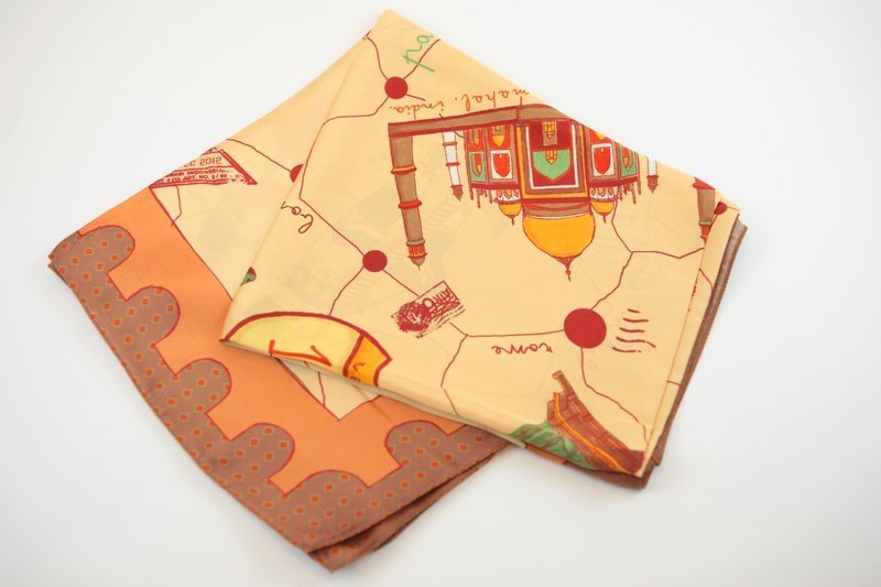 / 商品說明及故事 / 「Bon Voyage」指的是法文的「一路平安」。周遊世界之於，平安是在重要不過的信念。配戴Bon Voyage絲巾吧！讓她帶著你到世界各地知名地標去旅行，和有著幾分復古的設計