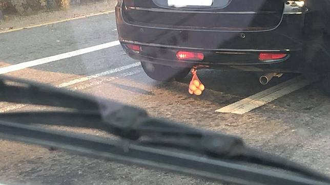 車尾掛雞蛋？(圖／翻攝自爆廢公社)