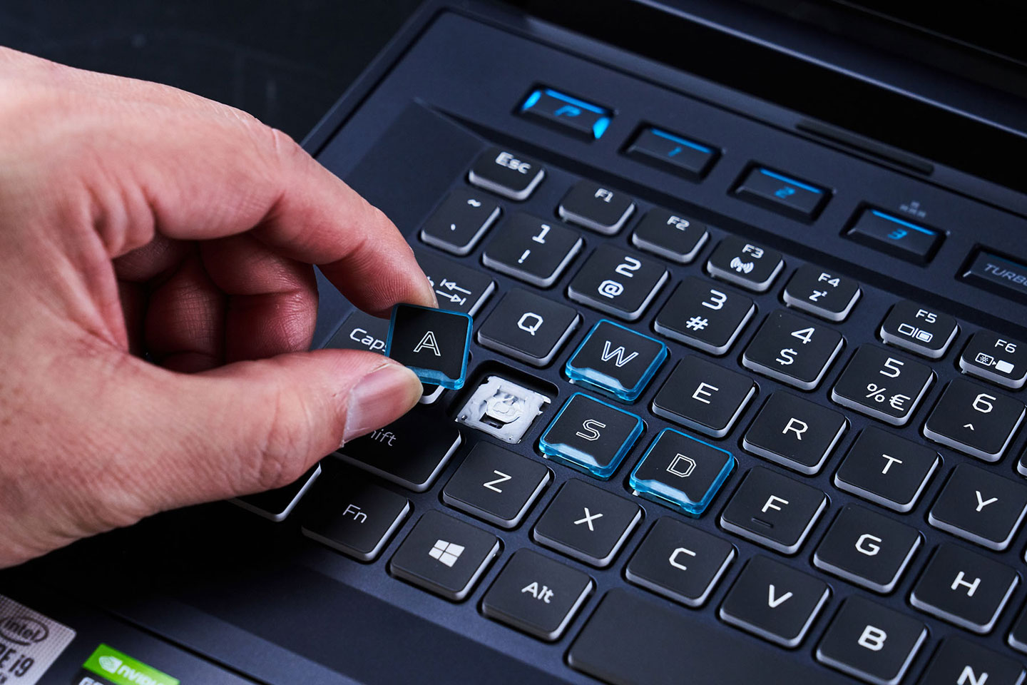 來看看取下後的鍵帽與下方的剪刀式結構。